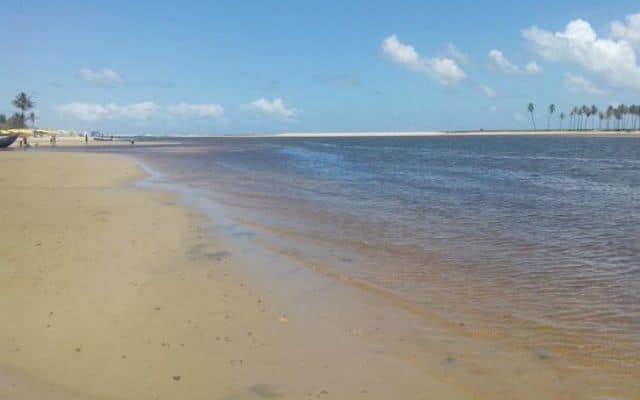 Praia de Barra do Jacuípe (640 × 400 px)